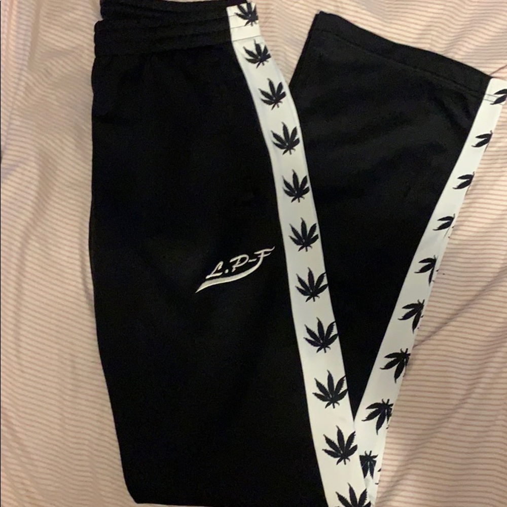 Lucien Lounge pant with Pot Leafs